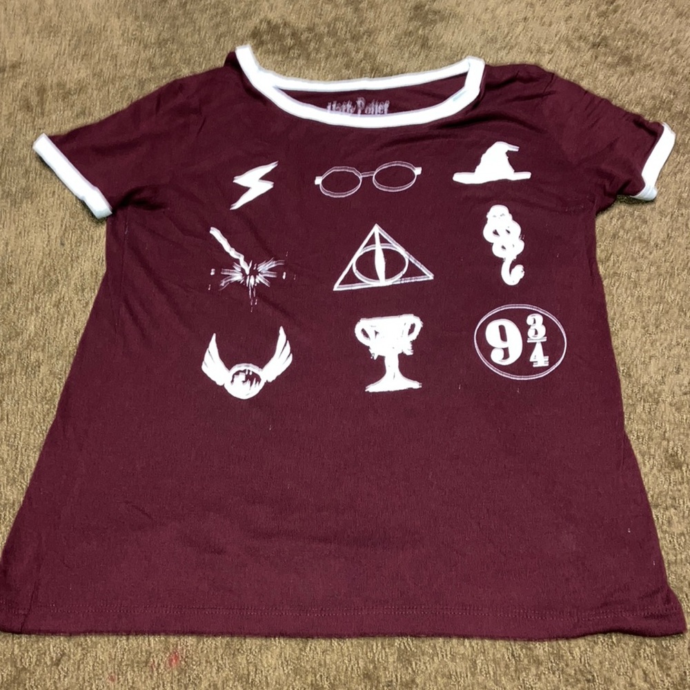 Harry Potter Medium maroon graphic short sleeve t-shirt white trim EUC